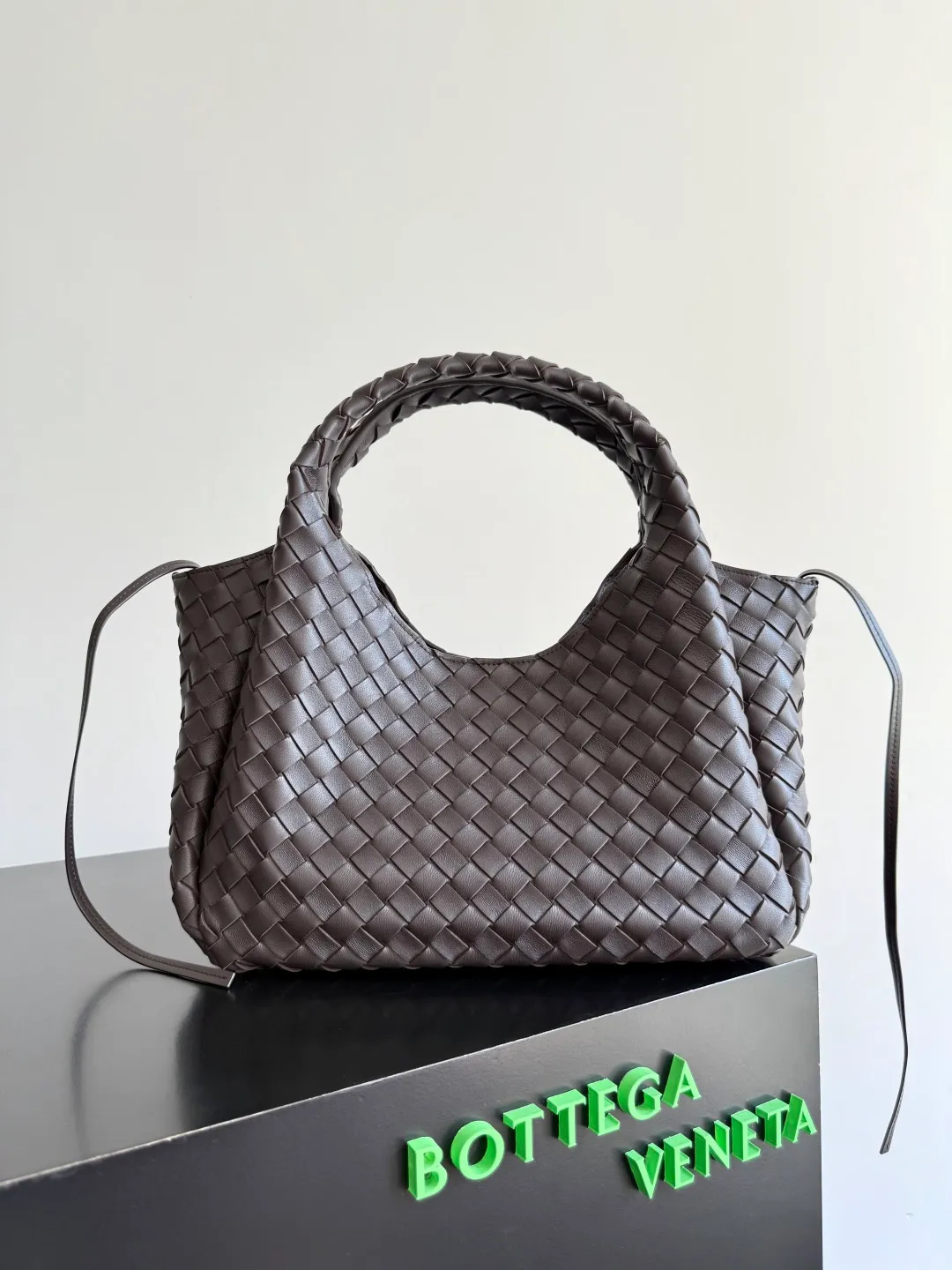 Batch 2160 new products are coming! BOTTEGA VENETA Bottega Veneta's 2025 new Campana shoulder bag is on the market~ First of all, I would like to praise the weight of this bag. As a not too small bag, it is very light for daily use. For people like me who need to carry a lot of belongings when going out, this advantage is great, and it greatly reduces the burden of traveling. 🛍️The shape is a bit like a combination of parachute and jodie. The blunt triangle shape is cute and honest. Carrying it on your back when going shopping is a good mood accelerator. The handles and body of the bag are both classic weaves. A tie is added to the original open design. If it is not tied up, the bag will look like a small vegetable basket when carried. Style number: 844249 Size: 33*20*16.5cm